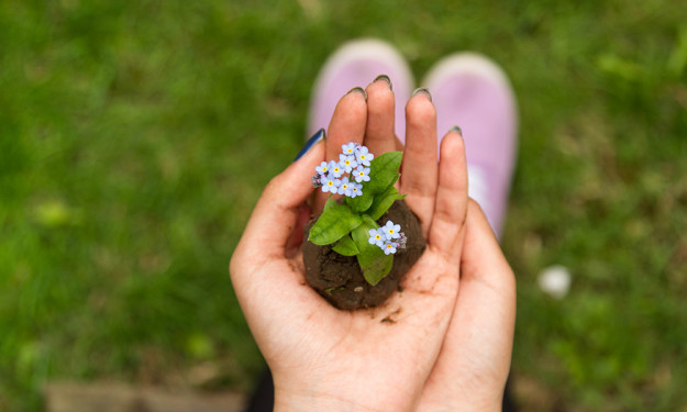 hand with flowers